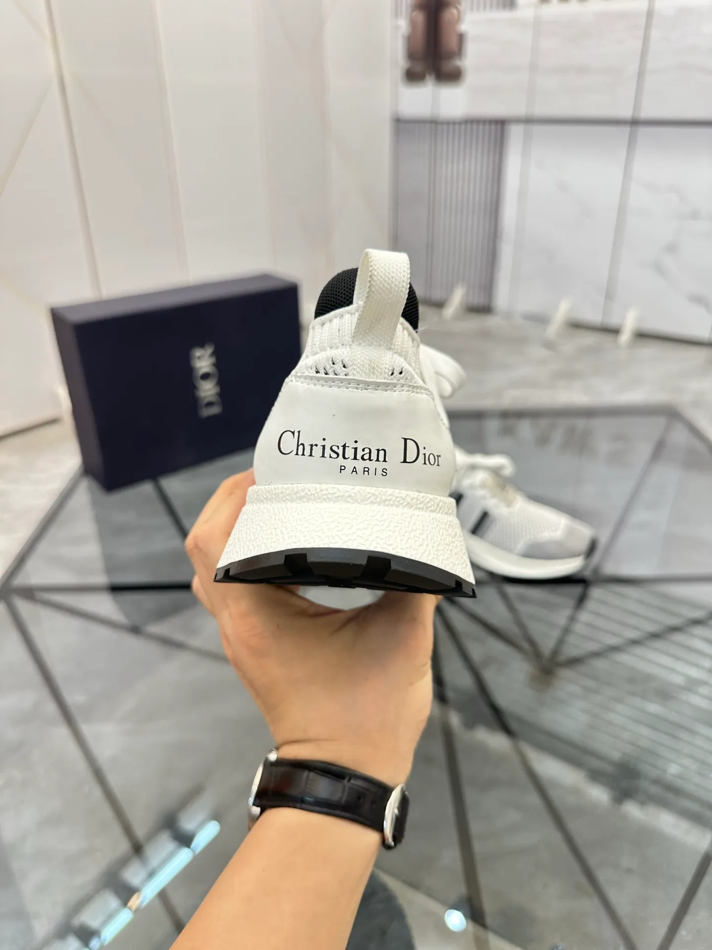 Selling men's shoes 💰: 💰P400¥ Product trademark: Dior* "Dior*" low-top casual shoes Regular size: 38-44 (can be customized to 45) Product materials: Imported breathable fly knit upper, breathable lining, original outsole. Number: 558
